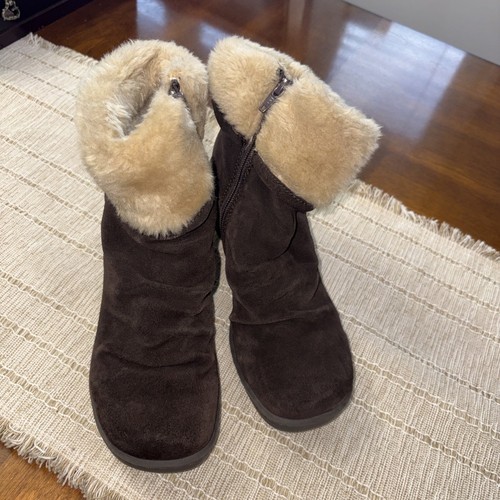 Baretraps Sz 7.5 Dark Brown Suede & Tan Beige Faux Fur Wedge Bootie Side Zipper